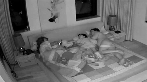黑客入侵家庭监控！夫妻深夜激情性爱遭偷拍高清实录